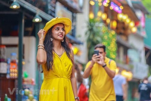Thủ đô Việt Nam thu hút nữ du khách khám phá một mình