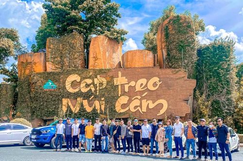 Những sắc màu 'Hawai' dưới chân núi Cấm