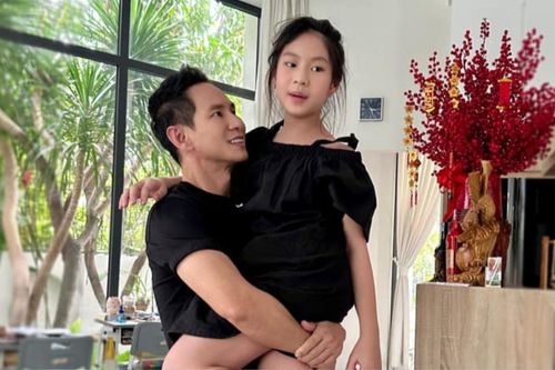 Lý Hải khoe ảnh bồng bế con gái, dân tình chỉ ra chi tiết dự đoán nhóc tỳ sẽ thành hoa hậu tương lai
