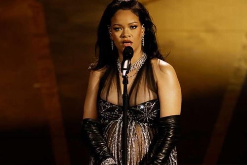 Oscar 2023: Rihanna, Lady Gaga dắt tay nhau ra 'chuồng gà'