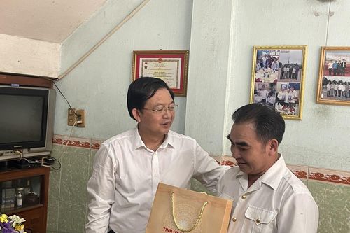 Bí thư Tỉnh ủy Bình Định thăm, tặng quà cho cựu chiến binh Gạc Ma