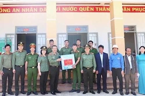 Nhiều hoạt động ý nghĩa của tuổi trẻ Công an trong chương trình 'Tháng ba biên giới'