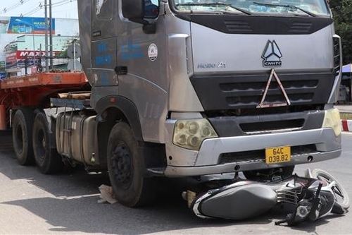 Thoát chết khi xe máy bị cuốn vào gầm xe đầu kéo
