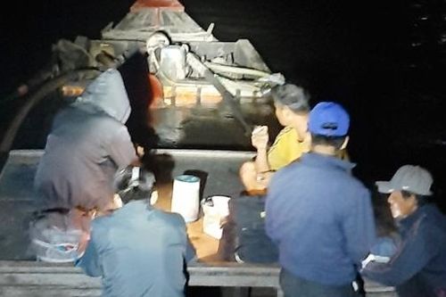 Liên tiếp phát hiện nhiều phương tiện hút trộm cát trên sông