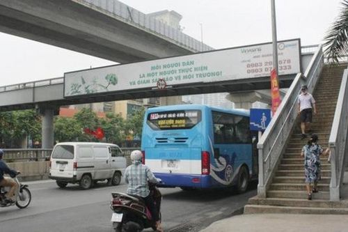 Bất cập cầu vượt cho người đi bộ