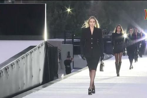 Versace trình diễn thời trang Thu Đông 2023 tại Los Angeles