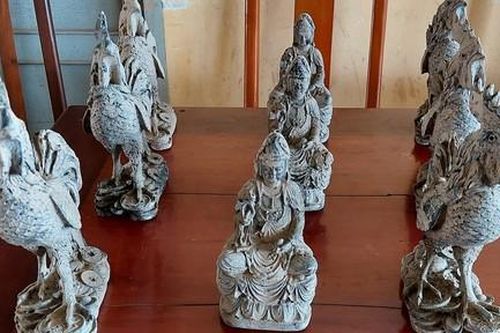 Sập bẫy 'tài xế máy múc kobe' bán tượng cổ vừa đào được