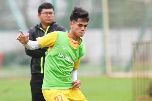 Văn Khang, Quốc Việt tự tin phô diễn kỹ thuật trước đàn anh U23 Việt Nam