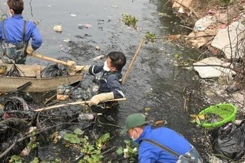 Nhóm bạn trẻ đam mê vớt rác, âm thầm cứu những dòng sông chết tại Hà Nội