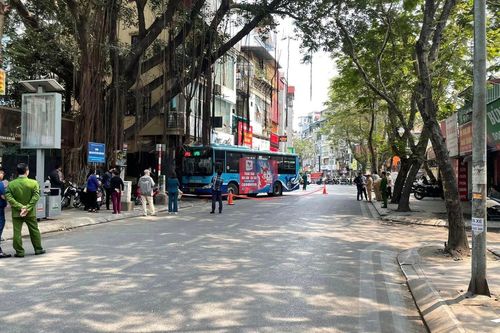 Tránh học sinh, xe buýt đâm vào quán ăn trên phố Đội Cấn