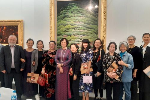 Các vị khách quốc tế hứng thú với nghệ thuật sơn mài Việt