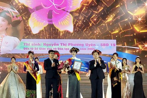 Nữ sinh lớp 12 đăng quang 'Người đẹp hoa ban Điện Biên 2023'