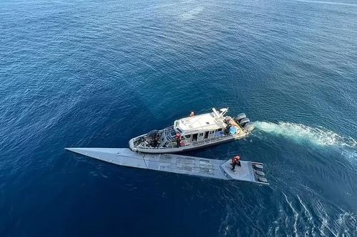Hải quân Colombia bắt giữ tàu bán ngầm chở 2,6 tấn cocaine