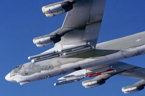 Tàu ngầm Nga áp sát bờ biển Mỹ, B-52 liền cất cánh đáp trả