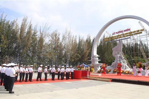 Dâng hương tưởng nhớ các Anh hùng liệt sĩ Gạc Ma