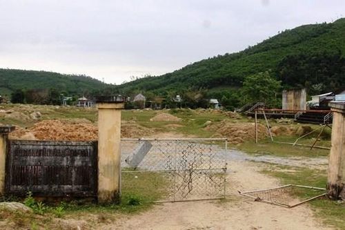 Khu thể dục thể thao thành nơi chứa đất đá