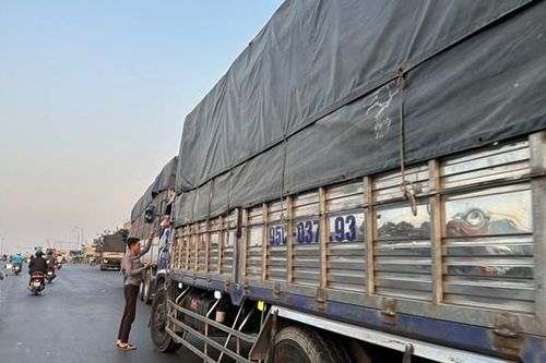 Báo động vấn nạn chèo kéo khách mua cơm giữa quốc lộ