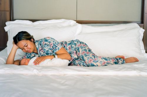 Những bà mẹ Trung Quốc ở cữ tại khách sạn, trốn khỏi nhà chồng