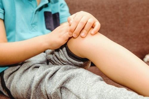 Căn bệnh khiến bé trai đột ngột bị hoại tử xương đùi