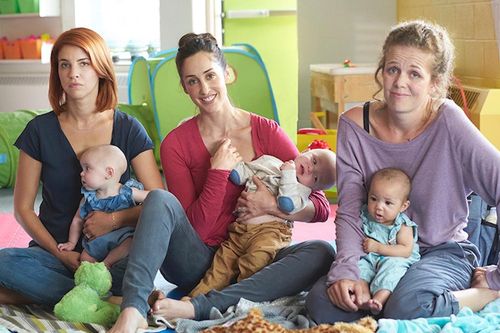 Phí giữ trẻ ngày càng đắt, nhiều bà mẹ Anh nghỉ việc ở nhà nuôi con