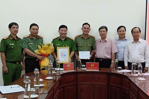 Khen thưởng Công an thành phố Sa Đéc phá nhanh nhiều vụ án lớn