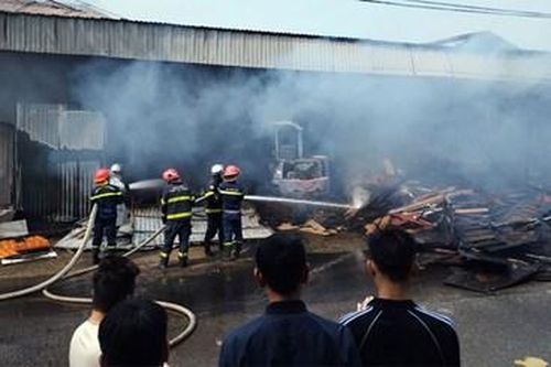 Hà Nội: Kịp thời dập tắt đám cháy gần khu vực chứa xăng dầu