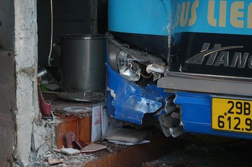 Xe buýt đâm vào quán bún chả trên đường phố Hà Nội