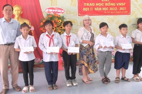 An Giang trao học bổng cho học sinh có hoàn cảnh khó khăn