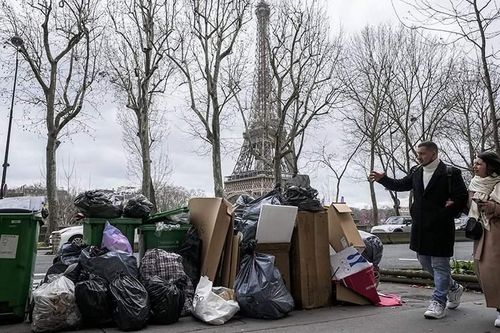 Hơn 5.000 tấn rác ùn ứ trên đường phố Paris