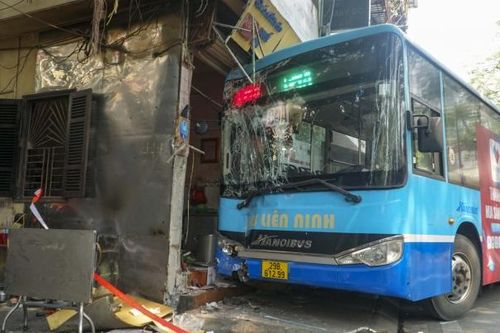 Hà Nội: Xe buýt mất lái lao vào quán ăn, 2 người nhập viện