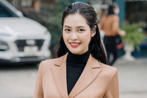 'Lấn sân' làm MC bị chê, Hoa hậu Nông Thúy Hằng nói gì?