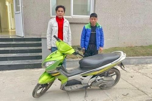 2 tên cướp kéo lê nạn nhân 20m để lấy túi xách