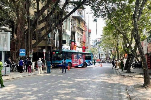 Tránh một học sinh, xe buýt bất ngờ đâm thẳng vào quán ăn trên phố Đội Cấn
