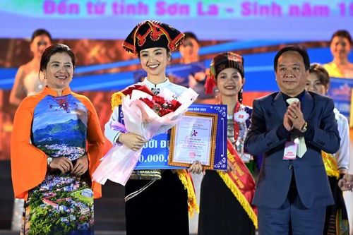 Nữ sinh lớp 12 đạt danh hiệu Người đẹp hoa ban Điện Biên