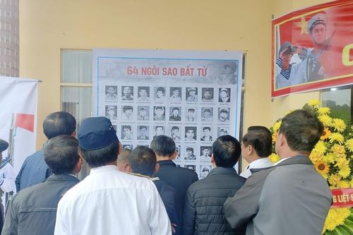Đồng đội, người thân dâng hương tưởng niệm 64 anh hùng liệt sĩ Gạc Ma