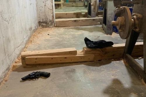Chĩa súng bắn thiếu nữ 16 tuổi vì mâu thuẫn tình cảm