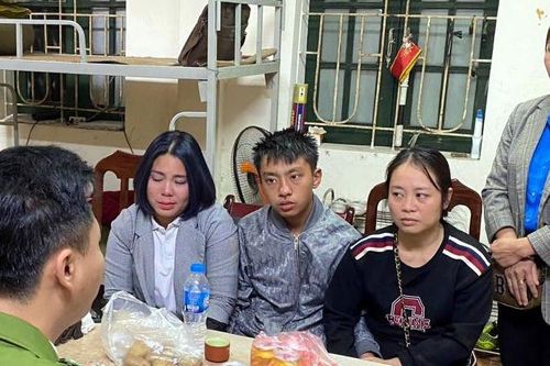 Công an ở Hà Nội tìm được gia đình cho thiếu niên đi lạc nhiều ngày