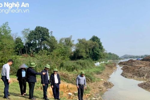 Phó Chủ tịch UBND tỉnh kiểm tra tình hình vận hành trạm bơm dọc sông Lam