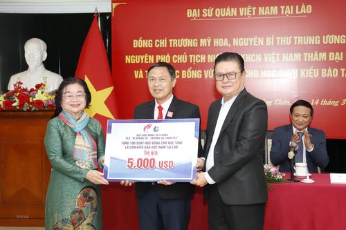 Trao học bổng Vừ A Dính cho con em Việt kiều học giỏi tại Lào