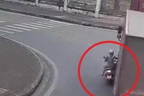 Clip: Bị xe tải hất ngã, nữ 'ninja Lead' đập đầu vào bánh ô tô, thoát đại nạn kỳ diệu