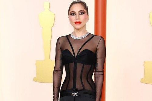 Lady Gaga sang trọng bất ngờ với váy Versace tại Oscar 2023