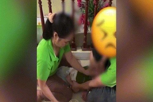 Bé trai bị bịt mũi, đè ra sàn bón cơm: Bố cháu bé không muốn truy trách nhiệm bảo mẫu?