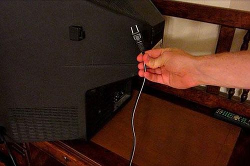 Có nên rút phích cắm TV sau khi xem xong hay không? 90% người Việt làm sai