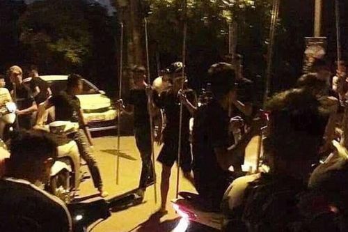 Cầm hung khí vít ga ra oai giữa phố Hà Nội, nhóm 'dân chơi' nhận cái kết đắng