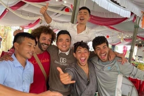 Đi du lịch Quảng Trị thấy đám cưới, 3 chàng trai tây ghé vào 'quẩy' hết mình chẳng khác nào người nhà