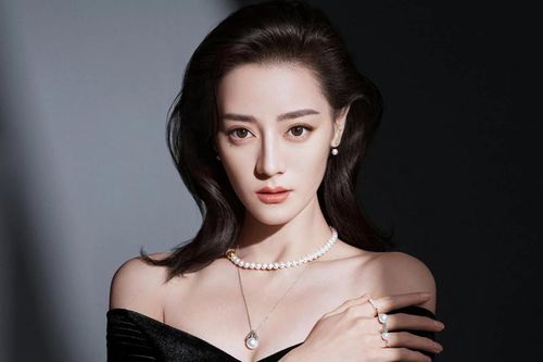 Địch Lệ Nhiệt Ba nhận chỉ trích từ dân mạng khi lên tiếng trước nghi vấn mang thai