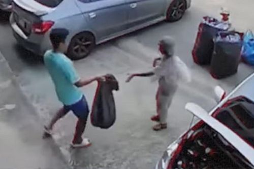Nam thanh niên gọi 2 mẹ con người phụ nữ nhặt ve chai đến và tặng cả 'gia tài' gây xúc động