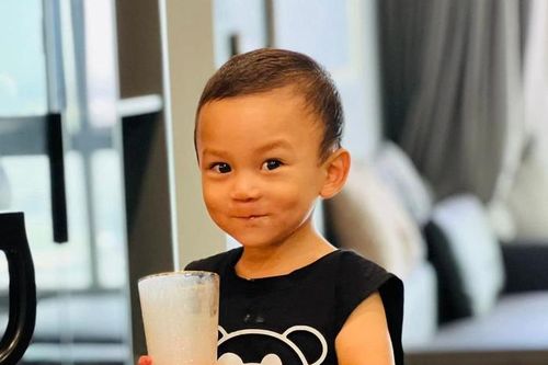 Em bé mê tít sữa hạt thơm ngon nhiều màu sắc mẹ tự tay làm
