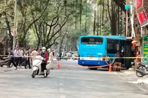 Hà Nội: Xe buýt lao vào quán bún chả, 2 người nhập viện cấp cứu