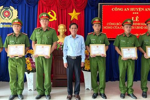 Khen thưởng đột xuất thành tích khám phá nhanh vụ trộm cắp tài sản ở huyện An Phú